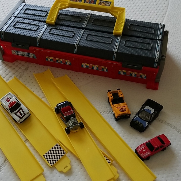 hot wheels store and race case